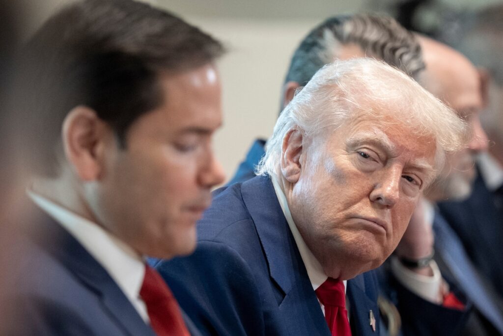 El presidente de Estados Unidos, Donald Trump, escucha declaraciones durante una reunión de gabinete en la Sala del Gabinete de la Casa Blanca.