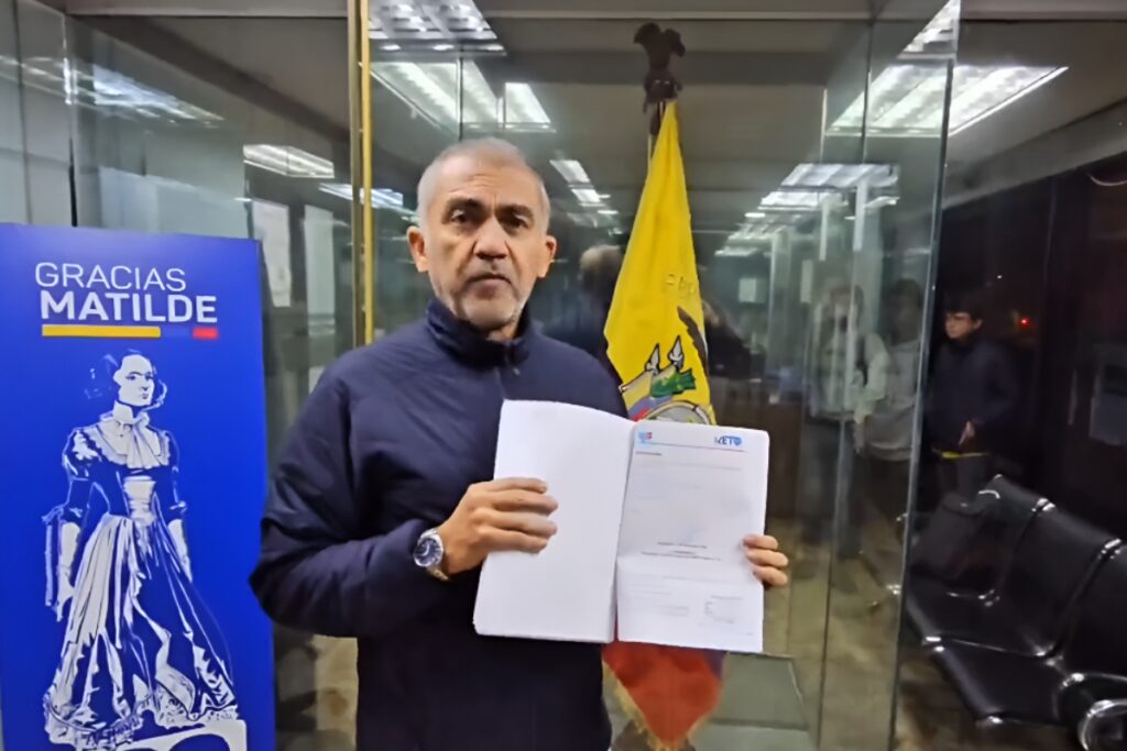 Francisco Estarellas, procurador de la Revolución Ciudadana, denunció supuestas irregularidades durante la entrega del recurso de impugnación en el CNE.