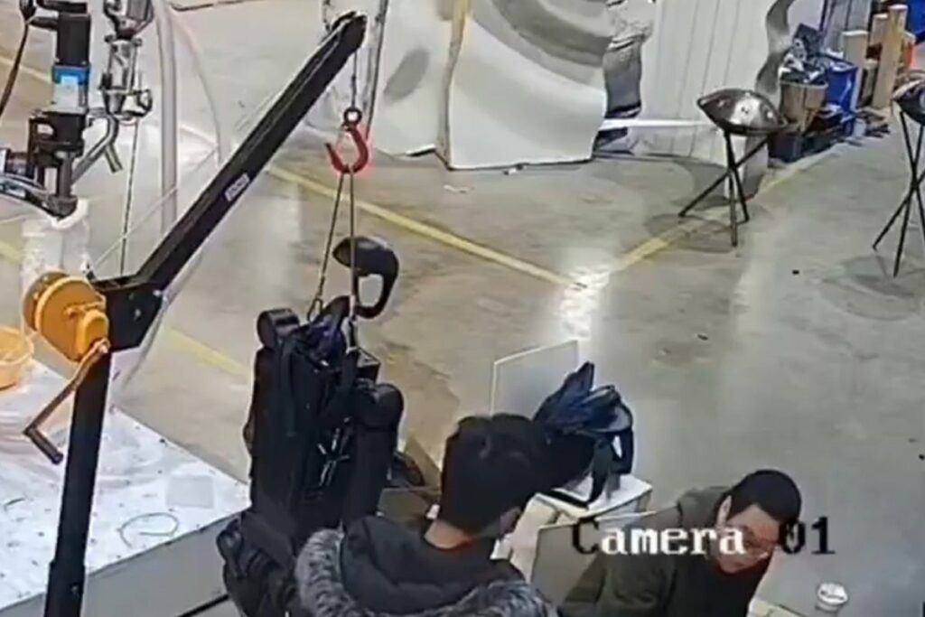 Técnicos realizan pruebas con robot humanoide que los atacó.