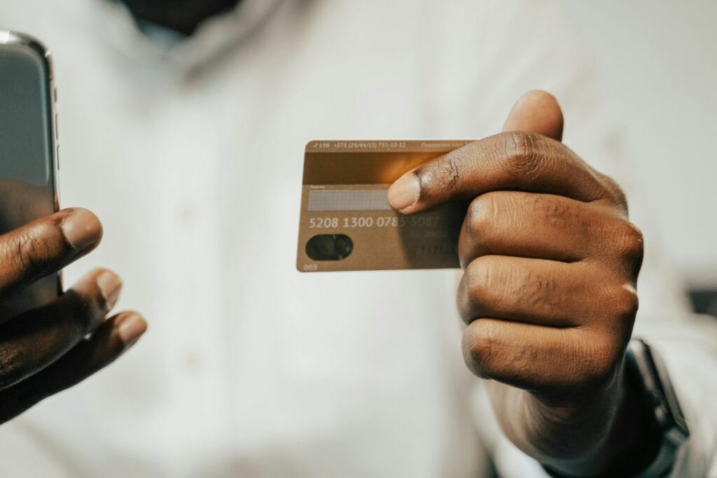 Los bancos de Ecuador mantendrán operativos cajeros, corresponsales y canales digitales durante el feriado.