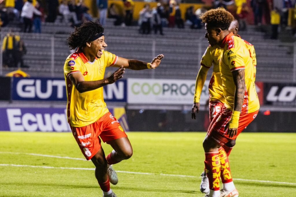 Angelo Mina (i) y Jonnathan Mina anotaron los goles con los que Aucas le ganó a Libertad en la Liga Pro 2025.