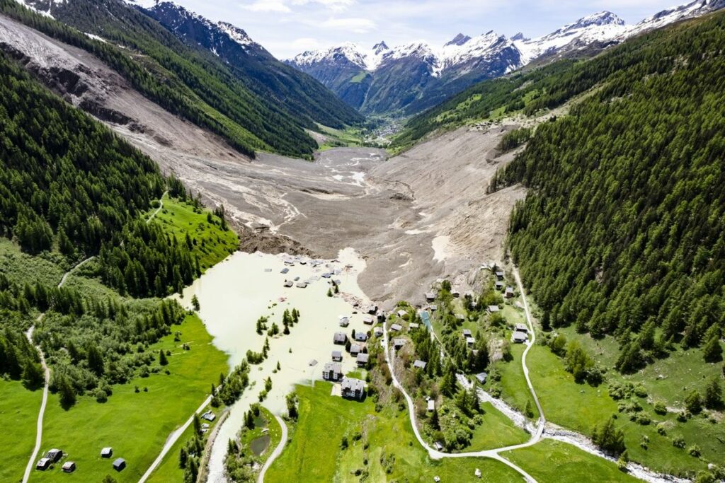 Una avalancha en Suiza sepultó un pueblo este 28 de mayo de 2025, ahora puede haber inundaciones.