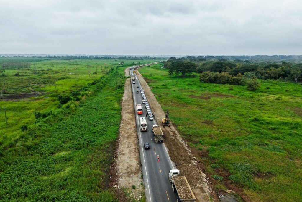 El ministro Luque constató el avance de las obras en la vía E25, en Los Ríos.