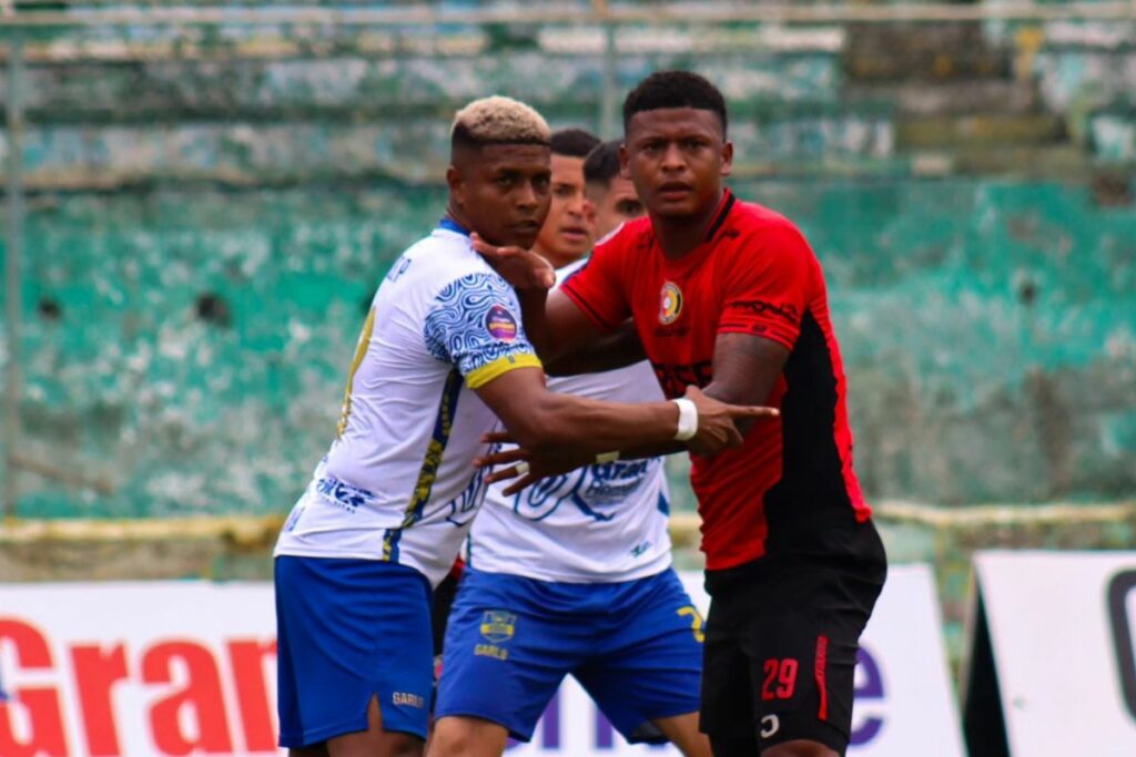 José Porozo (i) marca a Marcos Sevillano, jugador de San Antonio de Imbabura.