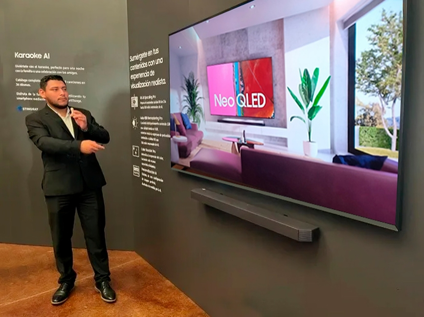 El soundbar Samsung HW-QS700F incorpora un sensor giroscópico que detecta su orientación, ajustando automáticamente el sonido para una experiencia óptima, ya sea montado en la pared o sobre una mesa.