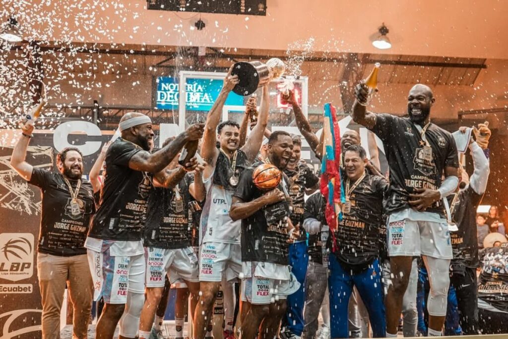 Jugadores de Jorge Guzmán celebran el título de la Liga Básquet Pro 2024.