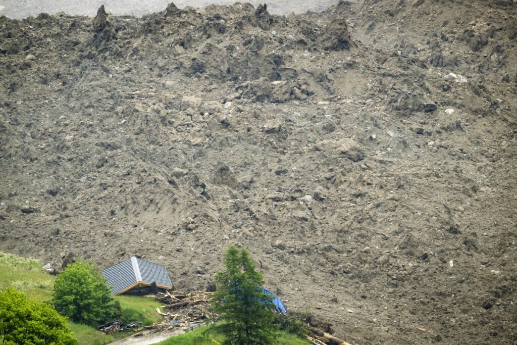 Una avalancha del glaciar Birch cubre edificios en Blatten, Suiza, el 28 de mayo de 2025.