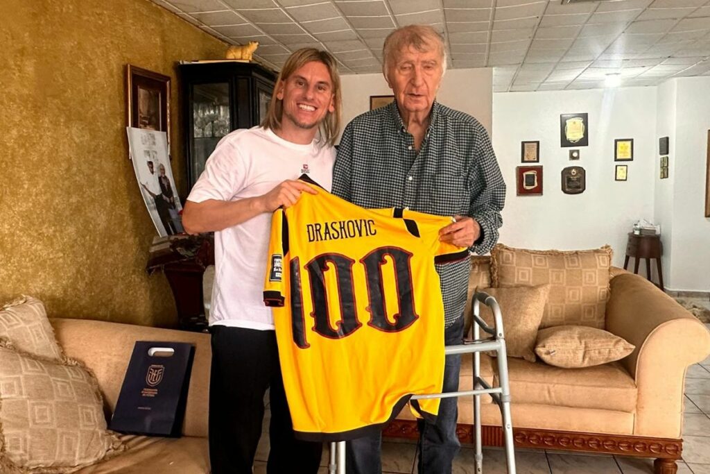 Sebastián Beccacece (i) y Dušan Drašković con la camiseta de la Selección de Ecuador.