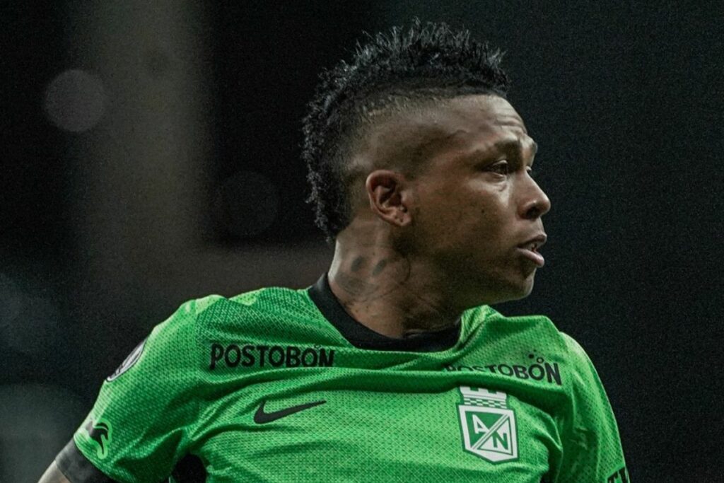 Billy Arce en un juego del Atlético Nacional de Colombia en la temporada 2025.