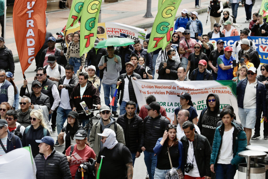 Integrantes de sindicatos, centrales obreras y simpatizantes del Gobierno del presidente de Colombia, Gustavo Petro, marchan durante el primer día de paro nacional este miércoles, en Bogotá (Colombia).