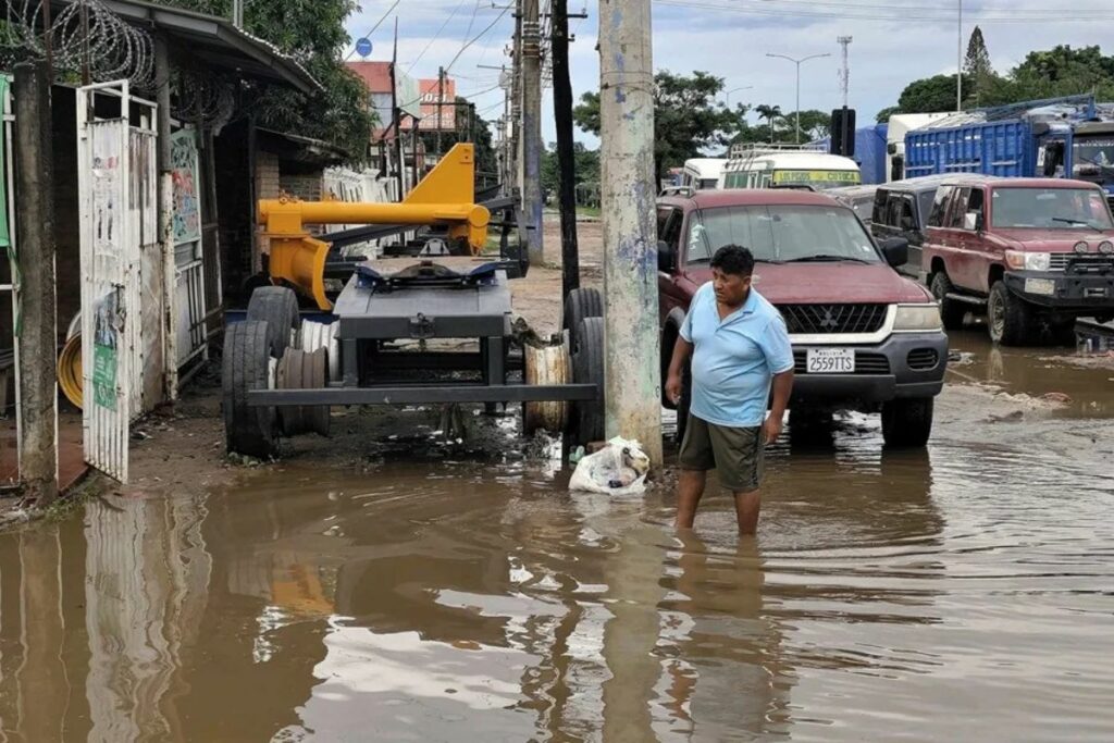Un hombre camina por una zona afectada por las lluvias este miércoles, en Santa Cruz (Bolivia).