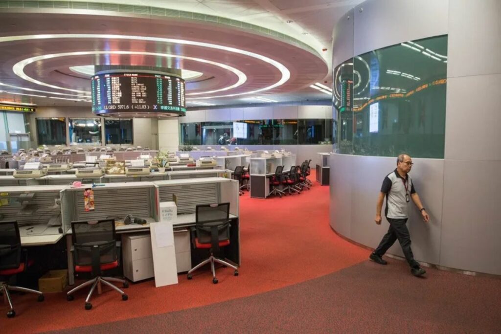 Vista de la sala de operaciones de la Bolsa de Hong Kong en China, en una imagen de archivo.