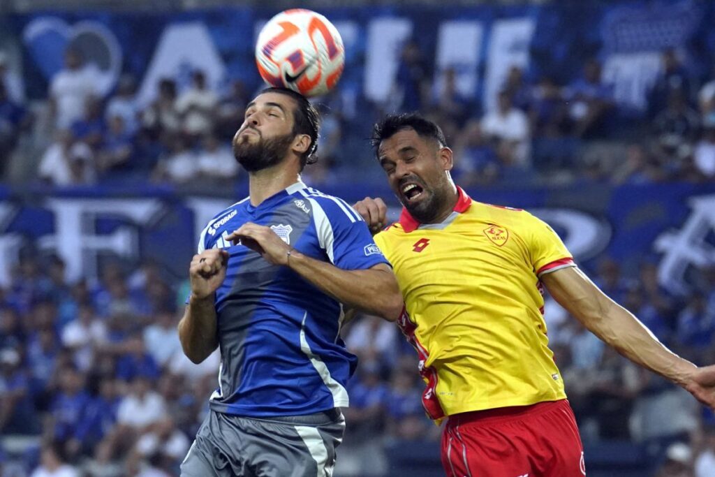 Facundo Castelli (i) y Carlos Rolón disputan un balón en el George Capwell.