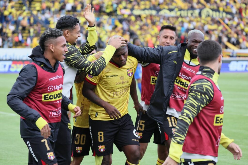 Gabriel Cortes (c) festeja el gol marcado a Universidad Católica en Quito en la Liga Pro 2025.