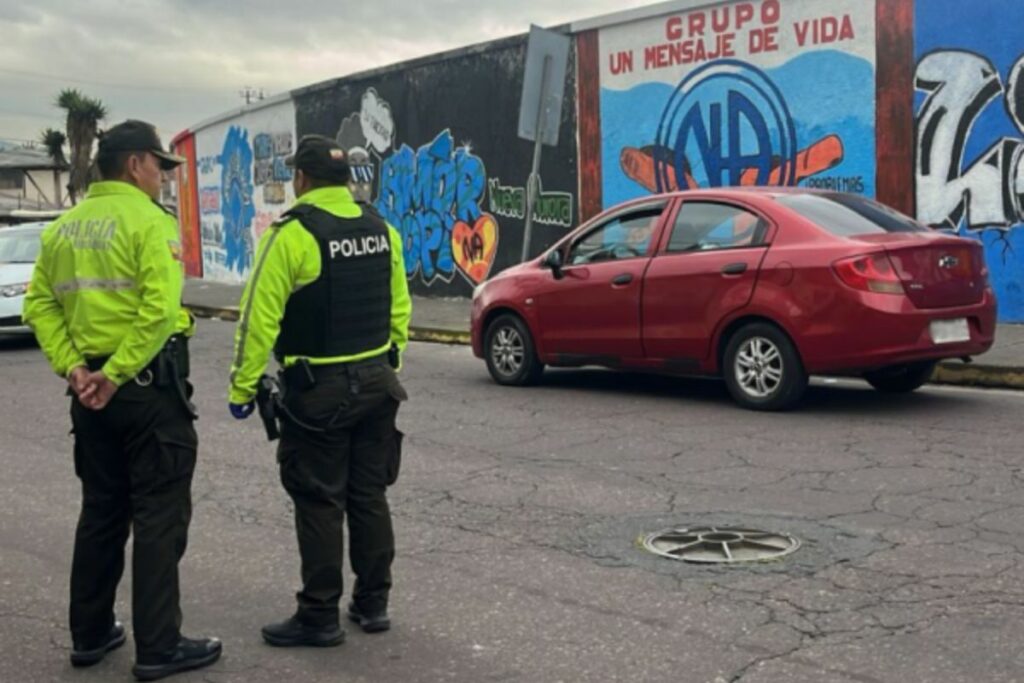 El automóvil en que se descubrió el cadáver en un automóvil en el sur de Quito.