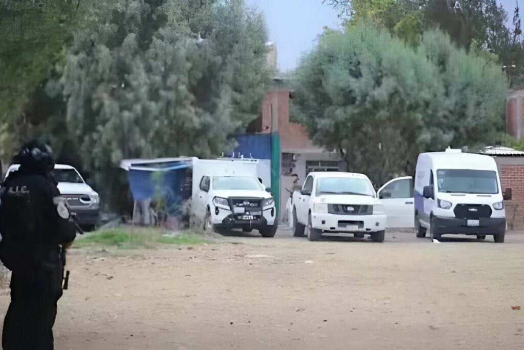 Los agentes de la Fiscalía descubrieron 17 cadáveres en una fosa común en México.