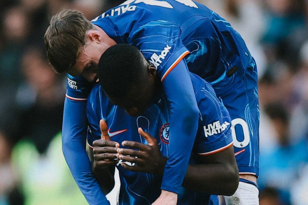 Moisés Caicedo (arrodillado) y Cole Palmer, jugadores del Chelsea en la temporada 2024-25.