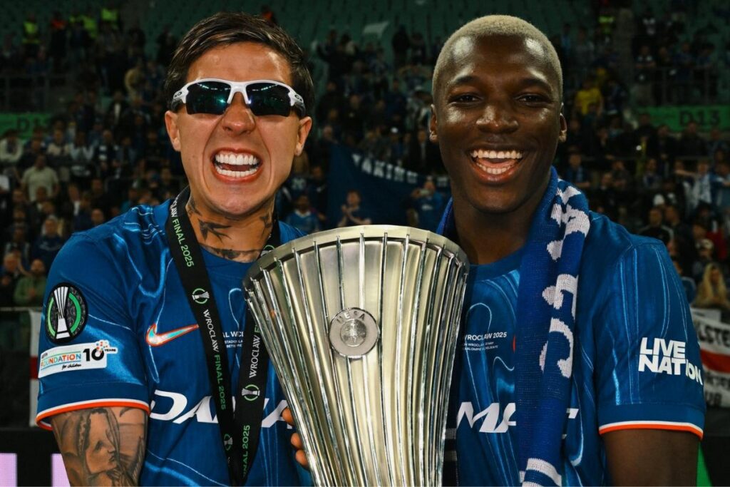 Enzo Fernádez (i) y Moisés Caicedo con el trofeo de la Conference League ganada con el Chelsea en Breslavia.
