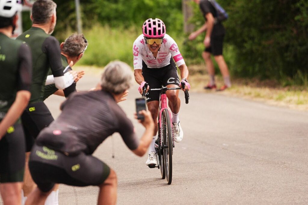 Richard Carapaz en una de las etapas del Giro de Italia 2025.