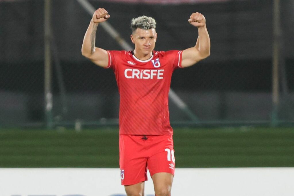 Byron Palacios de Católica celebra un gol este miércoles, en un partido de la fase de grupos de la Copa Sudamericana entre Cerro Largo y Universidad Católica en el estadio Centenario en Montevideo.