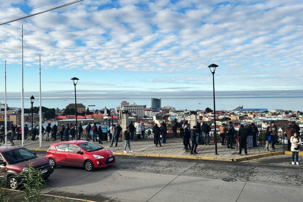 Personas evacuan a una zona segura después de un sismo este viernes, en la ciudad de Punta Arenas (Chile).