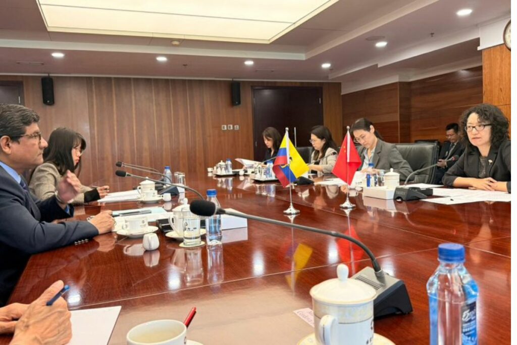 Durante su agenda en Asia, el ministro de Producción, Luis Jaramillo, mantuvo una reunión con Li Yongjie, Viceministra de Comercio de China.