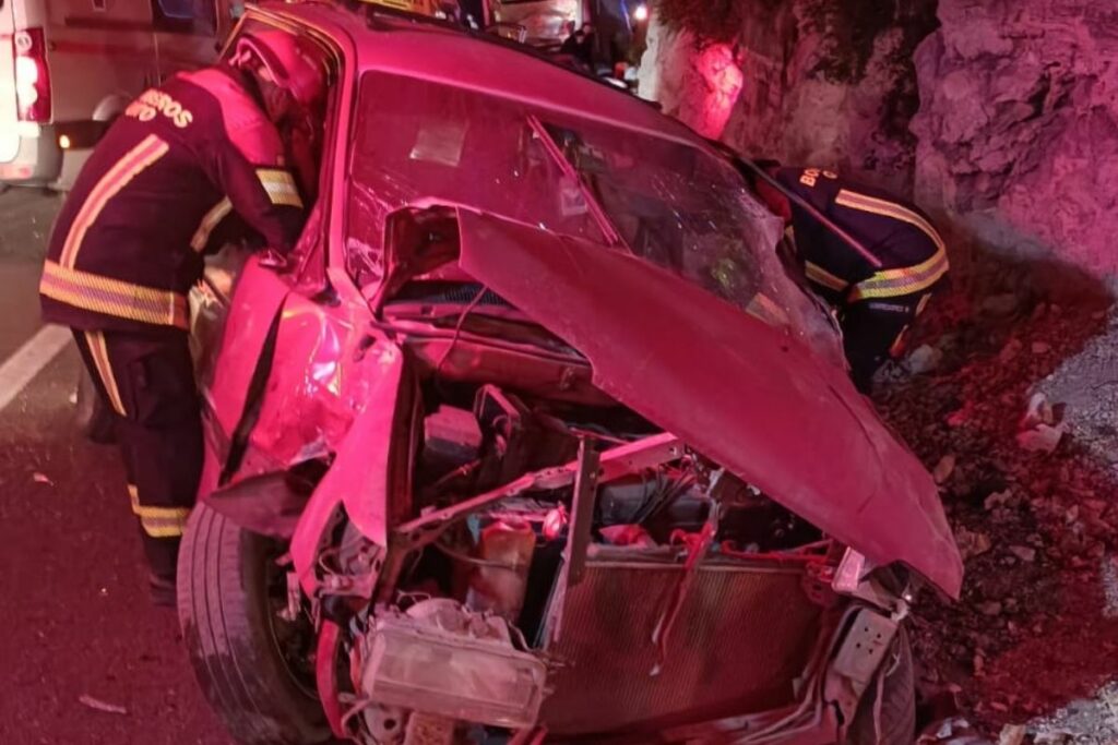 Uno de los vehículos quedó destrozado en su parte de adelante