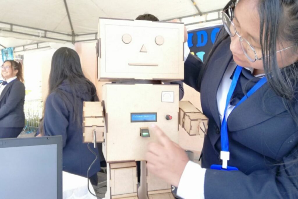 Joven en la expoferia de Proyectos Técnicos impulsa la creatividad de estudiantes.