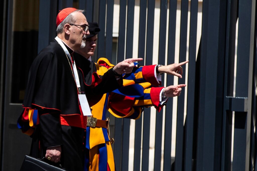 Cardenales salen del Vaticano al término de la quinta reunión de la Congregación de Cardenales, Ciudad del Vaticano, 28 de abril de 2025.