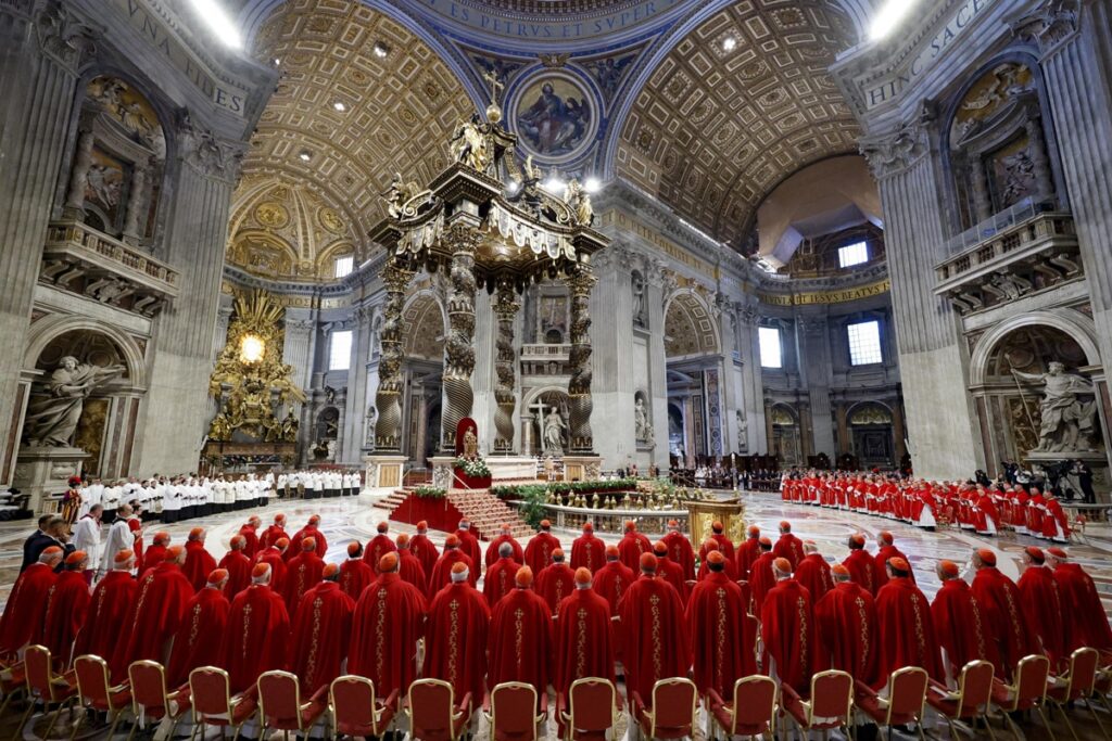 Cardenales asisten a la Misa de V Novemdiale.