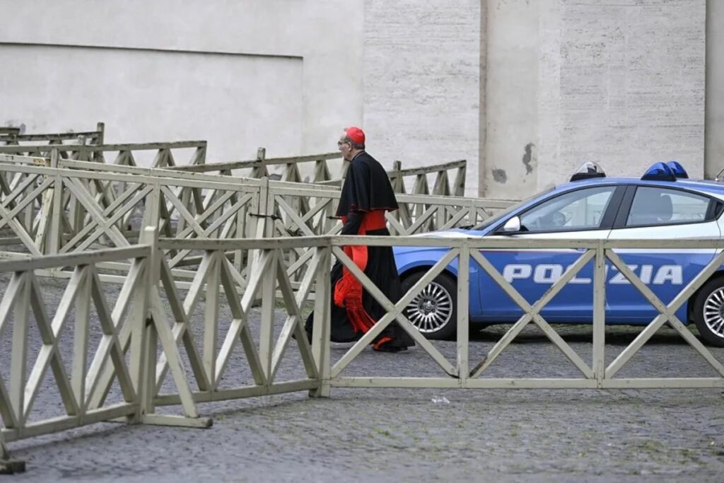 El cardenal Pierbattista Pizzaballa a su llegada a la reunión de la Congregación General de Cardenales, en la Ciudad del Vaticano, este 5 de mayo. Foto EFE