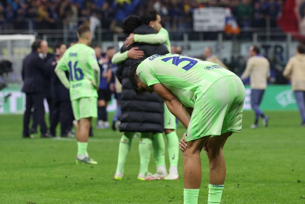 Jugadores del FC Barcelona lamentan su eliminación de la UEFA Champions League.