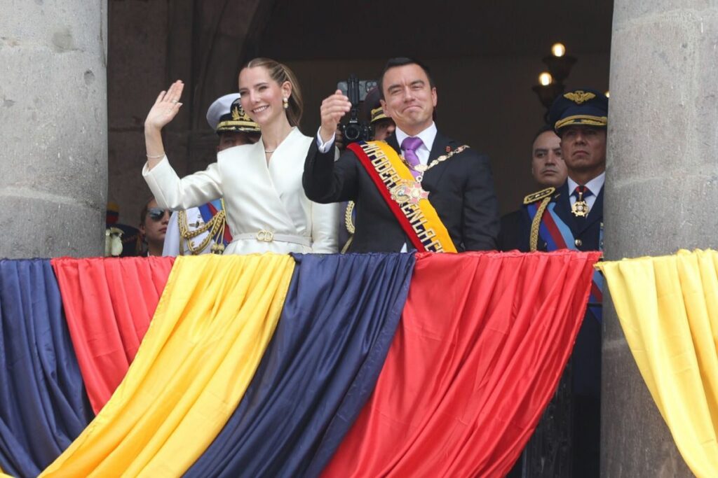 Daniel Noboa y Lavinia Valbonesi salieron al balcón del Palacio de Carondelet, en Quito.