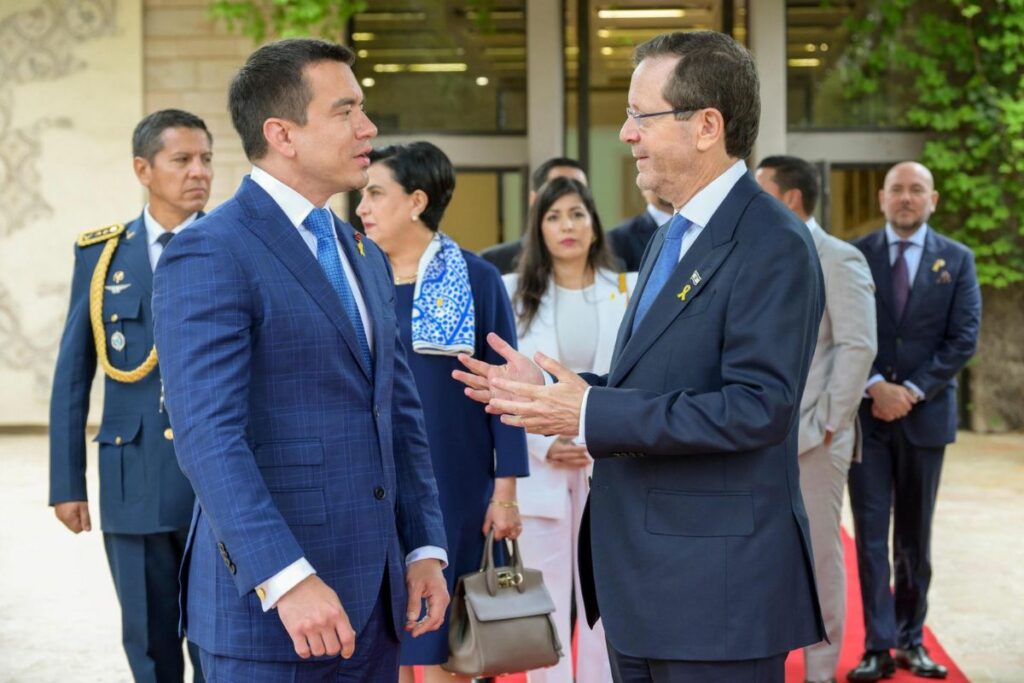 El presidente israelí, Isaaz Herzog (d), trasladó este domingo en Jerusalén al presidente ecuatoriano, Daniel Noboa, su seguridad de que las relaciones entre ambos países "se fortalecerán notablemente" durante su mandato, especialmente en temas de seguridad. EFE