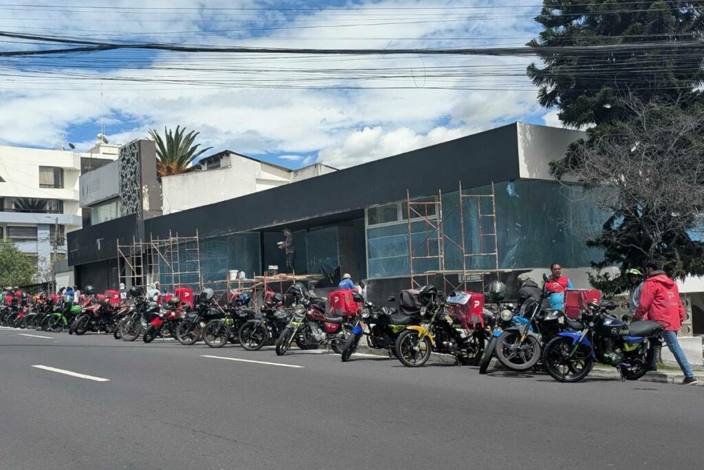 Decenas de motorizados se reunieron en los exteriores de las oficinas de una plataforma de delivery