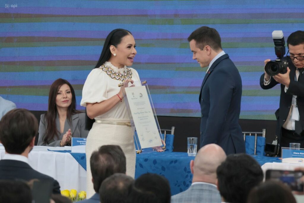 La presidenta del CNE, Diana Atamaint, entrega la credencial al presidente Daniel Noboa, luego de calificar la denuncias de fraude como mágicas y cómicas.