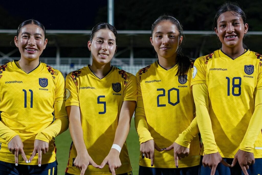 Emily Fierro (i), Zoe Garcés, Karen Villacís y Xiomara Alcívar.