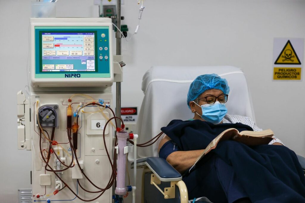 Fotografía del 16 de mayo de 2025 de un paciente en una clínica de diálisis en Quito. EFE
