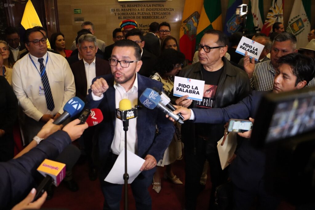 La renuncia de Diana Salazar fue aceptada por la Asamblea con reclamos del correísmo.
