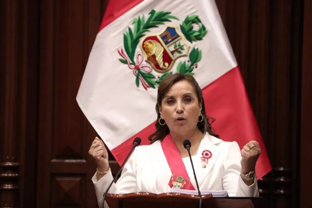 Dina Boluarte, presidente de Perú, fue autorizada por el Congreso para asistir a la investidura de Daniel Noboa.