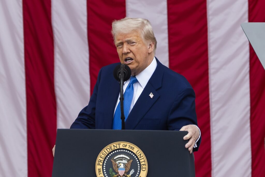 El presidente de los Estados Unidos, Donald J. Trump, habla en la celebración del Día Nacional de los Caídos en el Cementerio Nacional de Arlington en Arlington, Virginia.