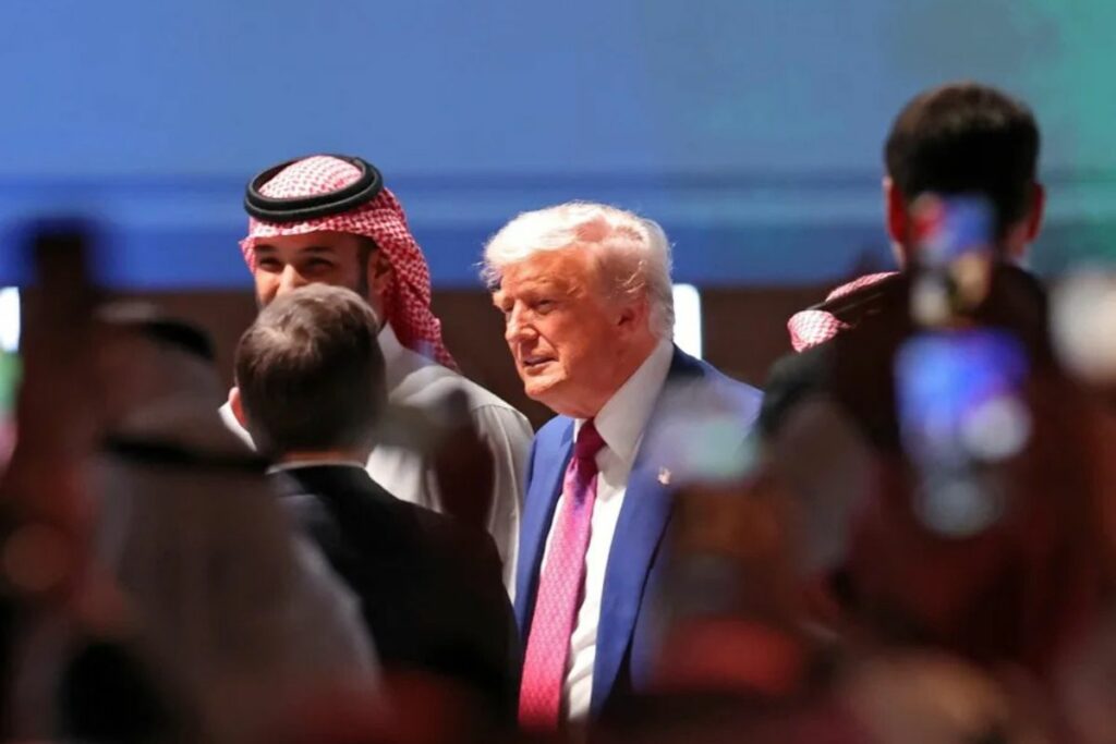 El príncipe heredero de Arabia Saudí, Mohamed bin Salmán (i), recibe al presidente de EE.UU., Donald Trump (c), con quien discute temas relevantes de Oriente Medio como Irán y Siria.
