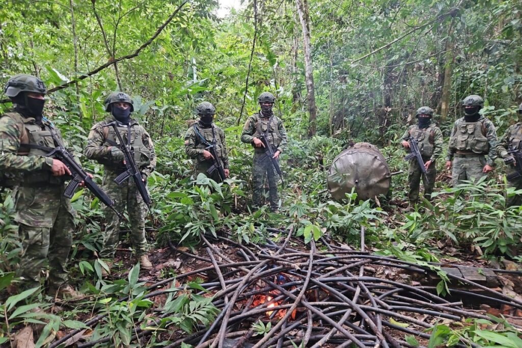 Soldados ecuatorianos inspeccionaron la zona donde operaba una refinería ilegal en la frontera con Colombia, antes de su destrucción.