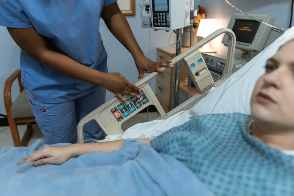 Imagen referencial de una persona en la camilla de un hospital.