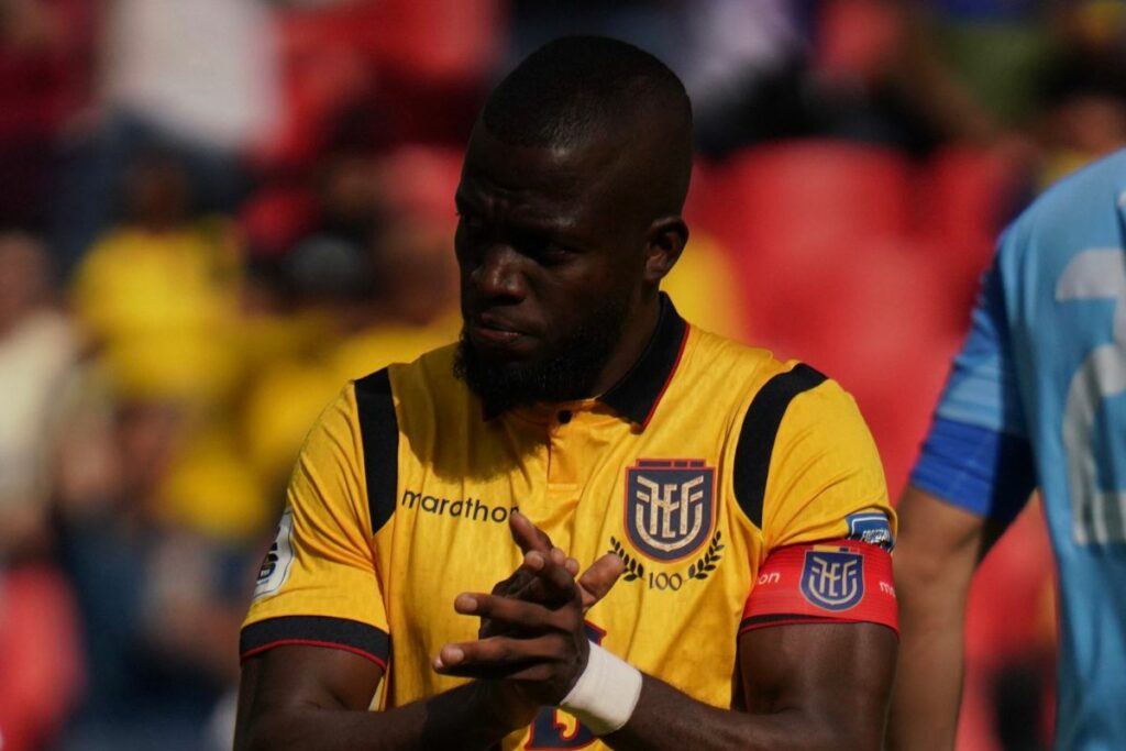 Enner Valencia en un juego de las eliminatorias al Mundial 2026 con la Selección de Ecuador.