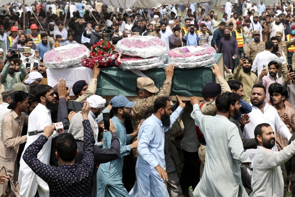 Soldados y ciudadanos del ejército pakistaní asisten al funeral de las víctimas del ataque con misiles indios en Muridke, provincia de Punjab, Pakistán, el pasado miércoles 7 de agosto.