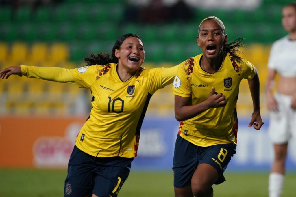 Mary Guerra (i) y Valeria Briones celebran un gol marcado por Ecuador en el sub-17 Femenino en Colombia.