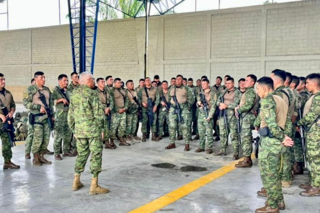 Un grupo de soldados de las unidades de Fuerzas Especiales, Inteligencia y de contraterrorismo intensificarán las operaciones militares en la Amazonía.