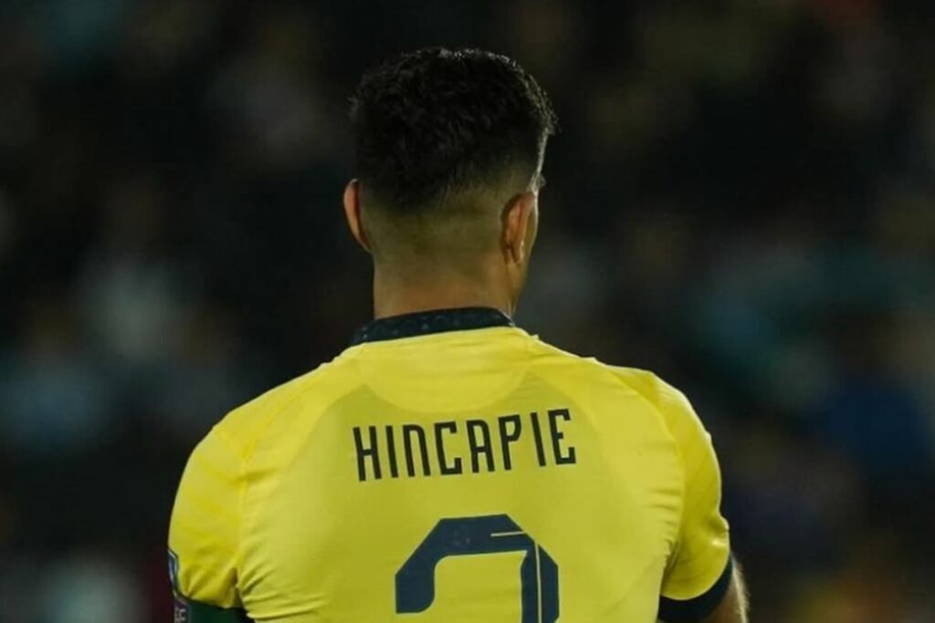Piero Hincapié con la Selección de Ecuador en las eliminatorias al Mundial 2026.