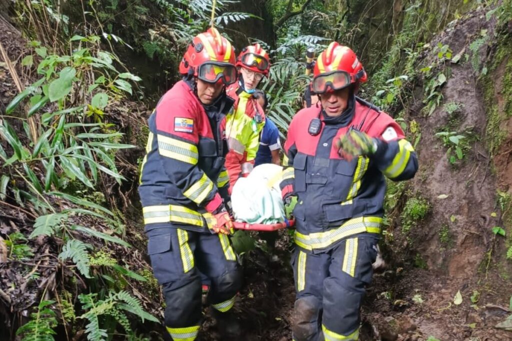 Los Bomberos de Quito acudieron a la emergencia de un hombre que cayó en una montaña de San José de Minas.